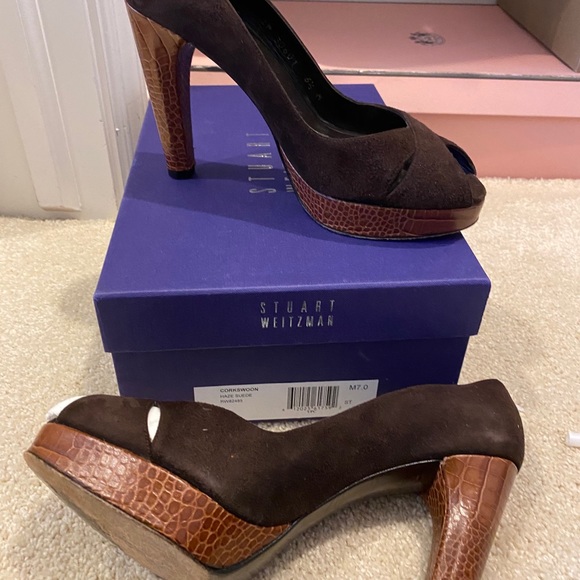 Stuart Weitzman suede and leather peep toe pumps - Picture 4 of 4